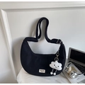 Gros plan du sac croissant en velours côtelé noir avec pendentif nuage en peluche - Noir avec pendentif