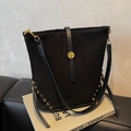 Schwarze Vintage-Wildleder-Beuteltasche mit goldenen Nieten und elegantem Schnallendetail - Schwarz