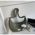 Gros plan du sac croissant en velours côtelé vert avec étiquette blanche et pendentif nuage - Vert avec Pendentif
