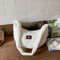 Dettaglio borsa a tracolla trapuntata bianca con ricamo a cuore e perla di marca - Bianco
