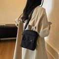 Piccola borsa a tracolla in nylon nero con doppia tasca a pressione e tracolla regolabile - Nero