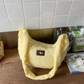 Dettaglio della borsa trapuntata giallo chiaro con cuori e toppa logo con perle - Giallo