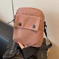 Piccola borsa a tracolla in nylon rosa cipria con cinturino nero e doppi bottoni a pressione - Rosa