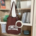 Borsa tote in nylon marrone scuro con scritta KIMIJIA e ciondolo a cappello - Marrone