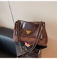 Dettaglio borsa a tracolla marrone con logo dorato e catena in metallo elegante - Marrone