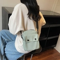 Borsa a tracolla minimalista in nylon verde menta con tracolla regolabile per il tempo libero - Verde