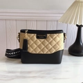 Bolso tipo cubo acolchado en beige y negro con correa ancha estampada y borla - Caqui