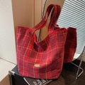 Borsa tote reversibile a quadri rossi con un distintivo in metallo fatto a mano - Rosso