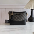 Bolso tipo cubo acolchado en gris y negro con correa ancha tejida y detalles dorados - Negro