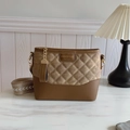 Bolso cubo acolchado en marrón con borlas de cadena dorada y correa ancha estampada - Marrón