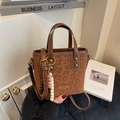 Borsa a secchiello leopardata marrone con borchie dorate, tracolla e ciondolo con perline - Marrone