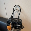 Bolso bowling negro brillante con bolsillos frontales y colgante de peluche marrón - Negro con colgante