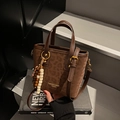 Borsa a mano leopardata marrone con manici circolari e ciondolo decorativo in legno - caffè