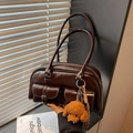 Bolso bowling de cuero PU brillante marrón oscuro con bolsillos frontales y colgante de perrito - Café con Colgante