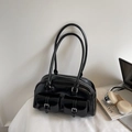 Bolso bowling retro de charol negro brillante con bolsillos frontales y cremalleras plateadas - Negro sin Colgante