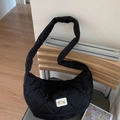 Borsa a tracolla nera trapuntata a cuore con toppa logo e grande capacità spaziosa - Nero