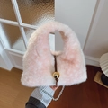Borsa a triangolo in peluche rosa con ecopelliccia sfumata e ciondolo a sfera dorata - Rosa