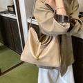 Bolso tote beige minimalista de gran capacidad con detalle de esfera dorada al hombro - Caqui