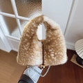 Borsa in peluche con motivo a cervo marrone, perla dorata e tracolla a catena d'argento - Giallo