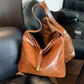 Bolso tote minimalista en color caramelo con elegante detalle de metal dorado - Marrón