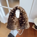 Borsa a mano in pelliccia sintetica a macchie marroni con sfera dorata e tracolla a catena - Marrone