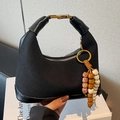 Sac hobo en nylon noir avec finitions cuir et pompon en perles artisanales chic - Noir avec pendentif