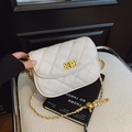 Borsa a tracolla trapuntata bianca con catena dorata e chiusura a girello elegante - Bianco