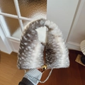 Borsa a tracolla in pelliccia sintetica maculata con ciondolo dorato e catena - Grigio