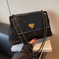 Borsa a spalla nera patchwork con pelle scamosciata trapuntata e logo in metallo dorato - Nero