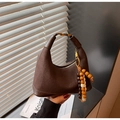 Sac hobo en daim marron foncé avec breloque en perles de bois et détails en cuir - Café avec Pendentif
