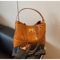 Detail der braun gesteppten Leder-Tote-Bag mit goldener Kette und Drehverschluss - Braun