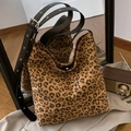 Leopard-Tragetasche mit verstellbarem schwarzem Schultergurt und silbernen Ösen - Braun
