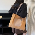 Große Shopper-Tasche in Karamell mit beiger Fronttasche und silbernem Kettenriemen - Braun