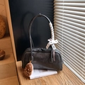 Dunkelgraue Vintage-Baguette-Tasche mit langen Henkeln und Plüsch-Donut-Anhänger - Schwarz