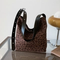 Stilvolle Hobo-Tasche mit Leopardenmuster, schwarzem Lederriemen und Metallösen - Braun