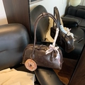 Retro baguette Tasche in Dunkelkaffee aus mattem Leder mit Schleife und Donut Anhänger - Braun