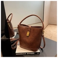 Detail einer braunen Eimer-Tasche mit Kroko-Prägung und goldenem Drehverschluss - Einheitsgröße / Braun