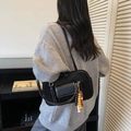 Retro schwarze Baguette-Schultertasche mit Wildleder-Textur und Vintage-Holzperlen-Anhänger - Schwarz mit Anhänger