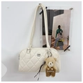 Dettaglio della borsa in pelle PU trapuntata bianco crema con orsetto e logo metallico - Bianco con ciondolo