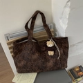 Borsa tote leopardata grande con ciondolo a orsetto e morbida texture scamosciata - Stampa Leopardata Fine con Pendente