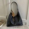 Minimalistische schwarze Schultertasche aus Kunstleder mit Goldlogo und Bär-Anhänger - Schwarz mit Anhänger