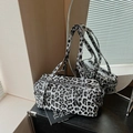 Elegante borsa rettangolare con stampa leopardata grigia e nera e fibbie in argento - Stampa Leopardata Grigia