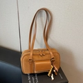 Braune Wildleder Baguette-Tasche mit Lederbesatz und dekorativer Holzperlen-Quaste - Gelbbraun mit Anhänger