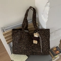 Grande borsa tote leopardata con ciondolo a forma di orso su una sedia di legno - Stampa Leopardata Grande con Ciondolo