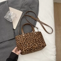 Borsa chic con stampa leopardata, manici in pelle marrone e borchie in metallo argento - Stampa Leopardata Senza Ciondolo