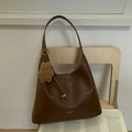 Dunkelbraune Retro-Lederschultertasche mit breitem Gurt und Plüschstern-Accessoire - Braun mit Anhänger