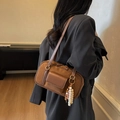 Vintage Baguette-Tasche in Braun mit Leder-Patchwork und Boho-Holzperlen-Anhänger - Braun mit Anhänger