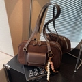 Retro dunkelbraune Wildleder-Baguette-Tasche mit Ziernähten und Vintage-Perlenanhänger - Kaffee mit Anhänger