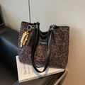 Grande borsa tote leopardata con manici in pelle nera e ciondolo in legno a perline - Nero con ciondolo