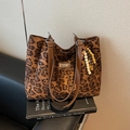 Borsa tote leopardata marrone con manici in pelle e ciondolo etnico in rilievo - Marrone con ciondolo